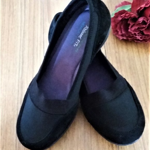 relaxed fit slippers